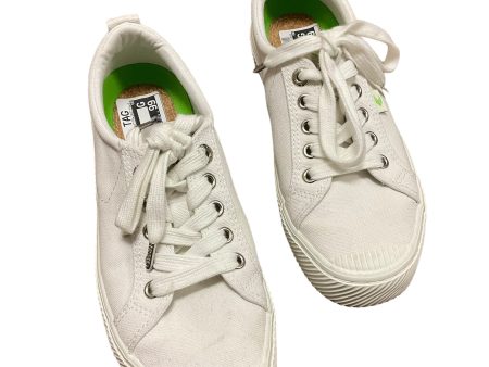 Shoes Sneakers By Cariuma In White, Size: 7 For Sale